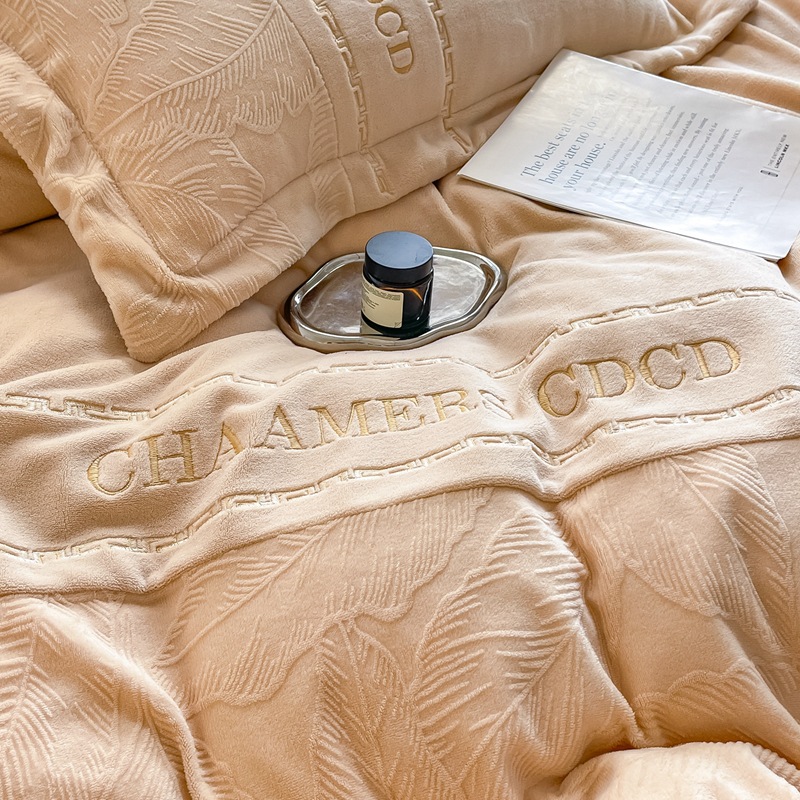 Personalizado engrosado leche de cama de cuatro piezas lujoso tallado y cama de camisa de coral brida sábanas de cama