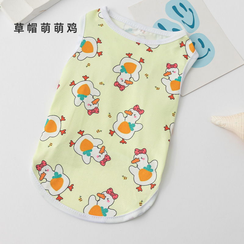 밀짚모자를 쓴 귀여운 닭