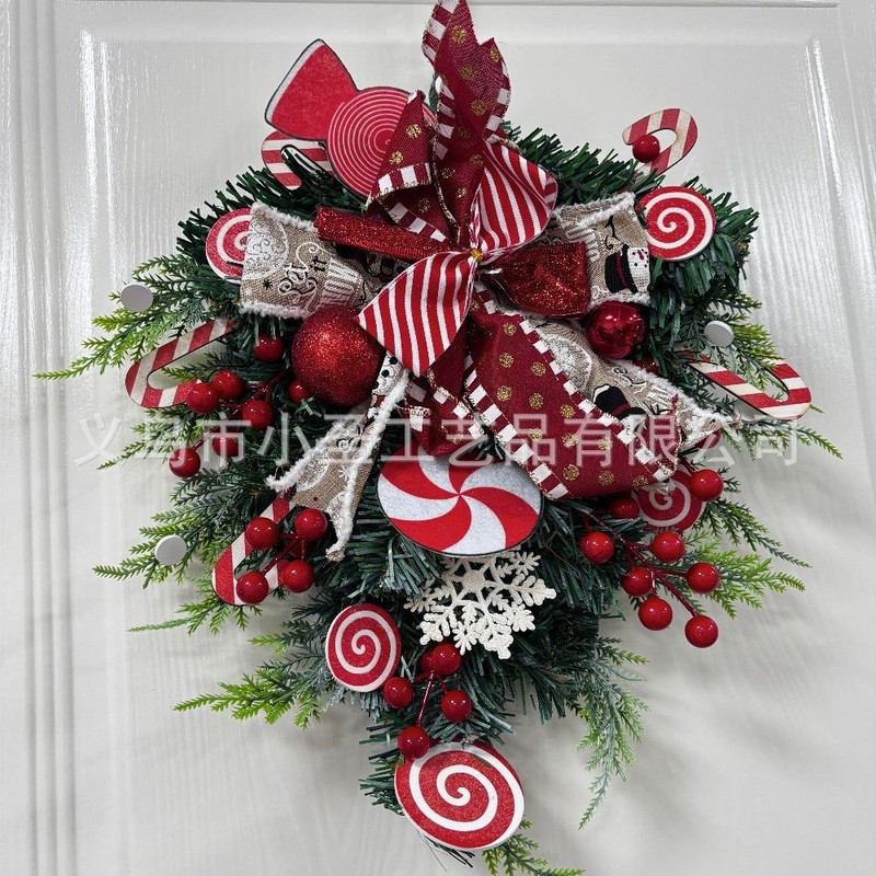 国境を越えた新しいクリスマス花輪クリスマスの扉にクリスマスのキャンディーを掛けて木を飾ってクリスマスの装飾道具を飾る|undefined