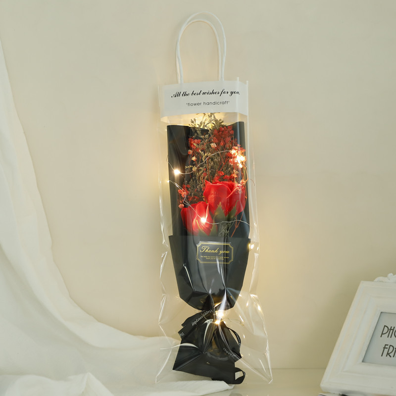 满天星+2朵玫瑰 红色