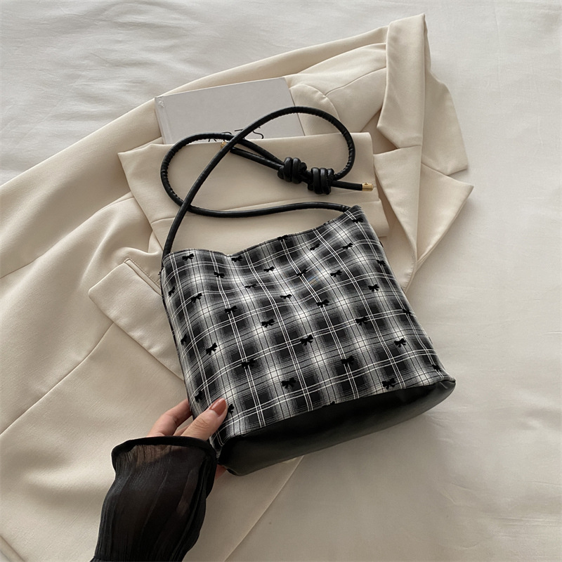 Bolsas de lona populares de este año para mujeres de gran capacidad 2024 nuevo estilo de otoño y invierno casuales bolsas de hombro mochila bolsas de cubo portátiles