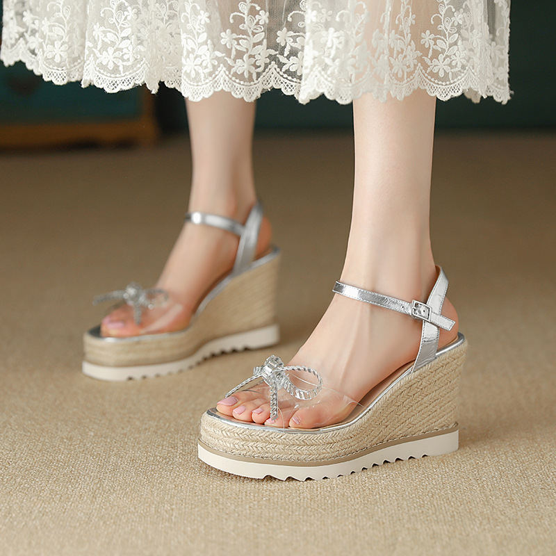 Sandal cao gót nữ hở mũi quai ngang đính đá pha lê, đế xuồng đan rơm, gót 9.5 cm — bạc