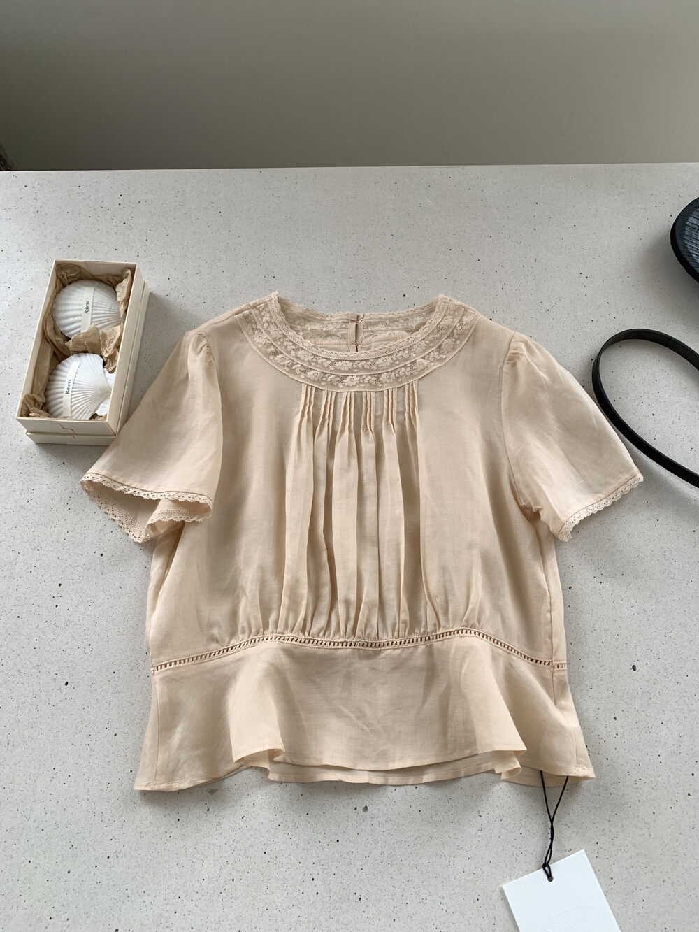 Áo sơ mi nữ tay ngắn phối ren cổ điển chất liệu tơ tằm linen — trắng ngà chi tiết 13