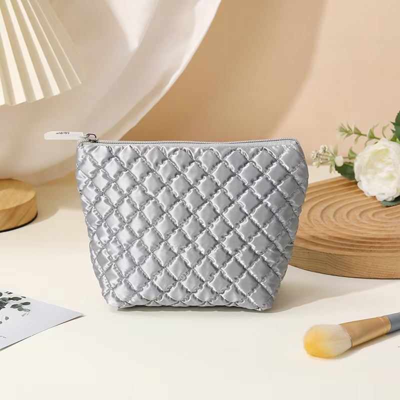 Bolso cosmético de plumón estilo ins simple Bolso de almacenamiento de lavado portátil portátil de gran capacidad para mujer pequeña