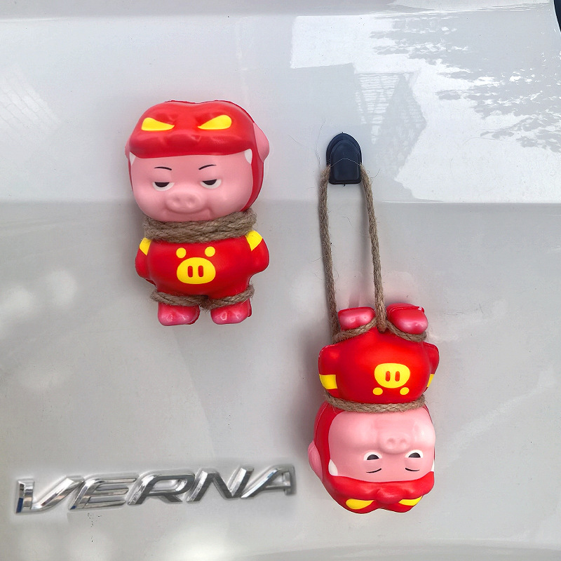 Pig Man, colgante de cola de coche, muñeca exterior de coche, maletero de coche, motocicleta, coche eléctrico, decoración linda