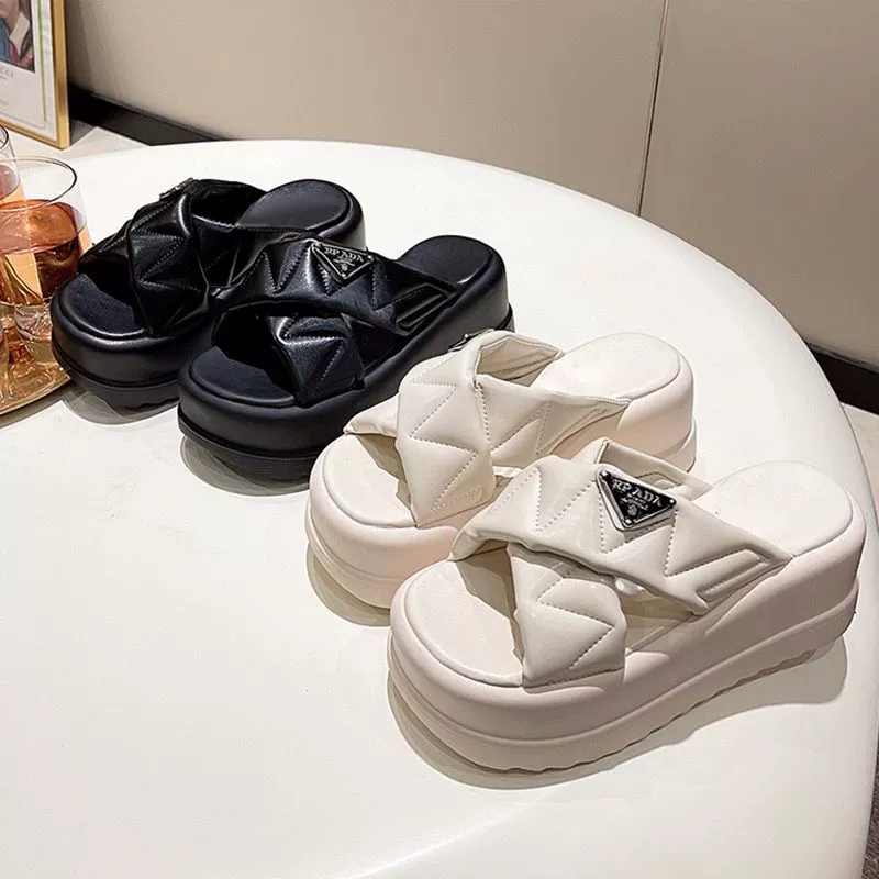 Белый премиальный ощущение толстой подошвы повседневные тапочки женские летние носить 2024 новые увеличенные юбки с мягким подошвом