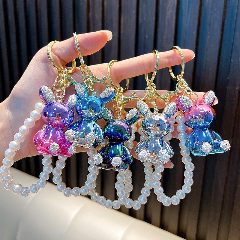 Cadena de perlas con incrustaciones de diamantes llavero de conejo bolso de muñeca colorido colgante llavero de coche máquina de muñecas regalo al por mayor