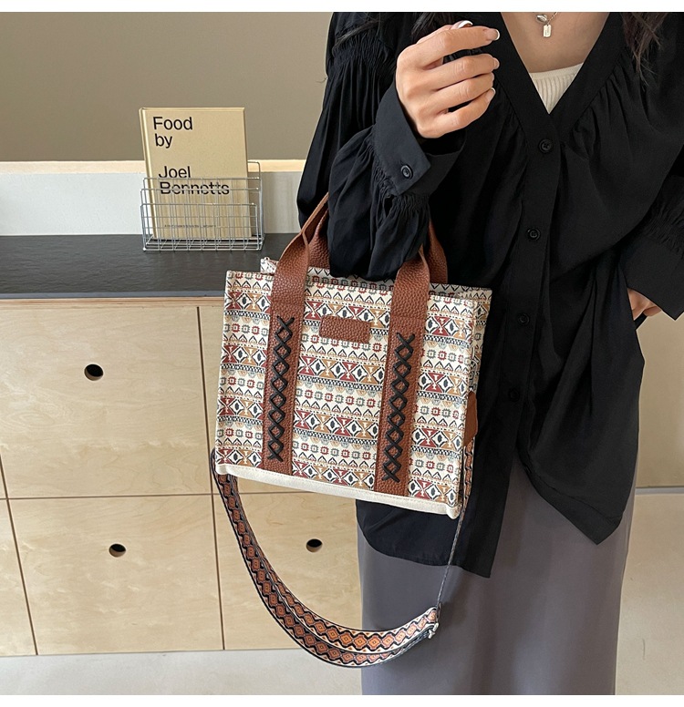 Women's Large Canvas Flower Elegant Vintage Style Streetwear Square Zipper Tote Bag display picture 22