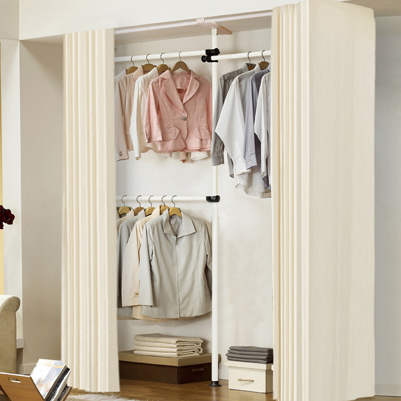 Три вертикальных и три горизонтальных однотонных шторы с полным рельсом.