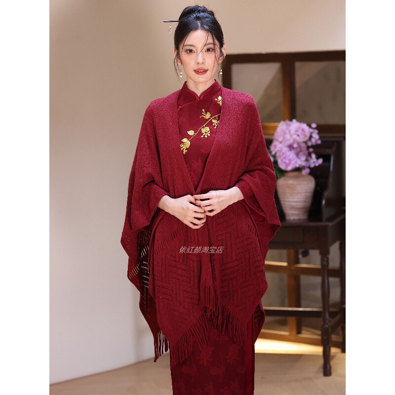 Burgundy Shawl Paired with a Cheongsam, Bridal Toast Dress, and a Knitted Cardigan Jacket That Covers the Body and Makes the Bride Look Slimmer, in a Chinese Style Burgundy Shawl Paired with a Cheongsam, Bridal Toast Dress, and a Knitted Cardigan Jacket That Covers the Body and Makes the Bride Look Slimmer, in a Chinese Style
