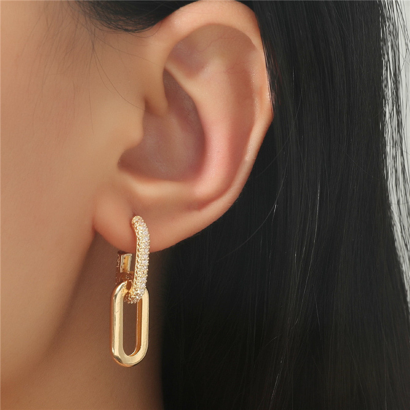 Orecchini pendenti a catena con zirconi incastonati per donna_voghion.com