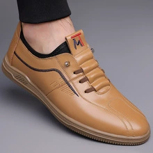 Кожаные туфли, новые мужские повседневные маленькие кожаные туфли, мягкая подошва, мягкая поверхность, универсальная мужская обувь, туфли для вождения на одной ноге, туфли для папы, туфли на плоской подошве.