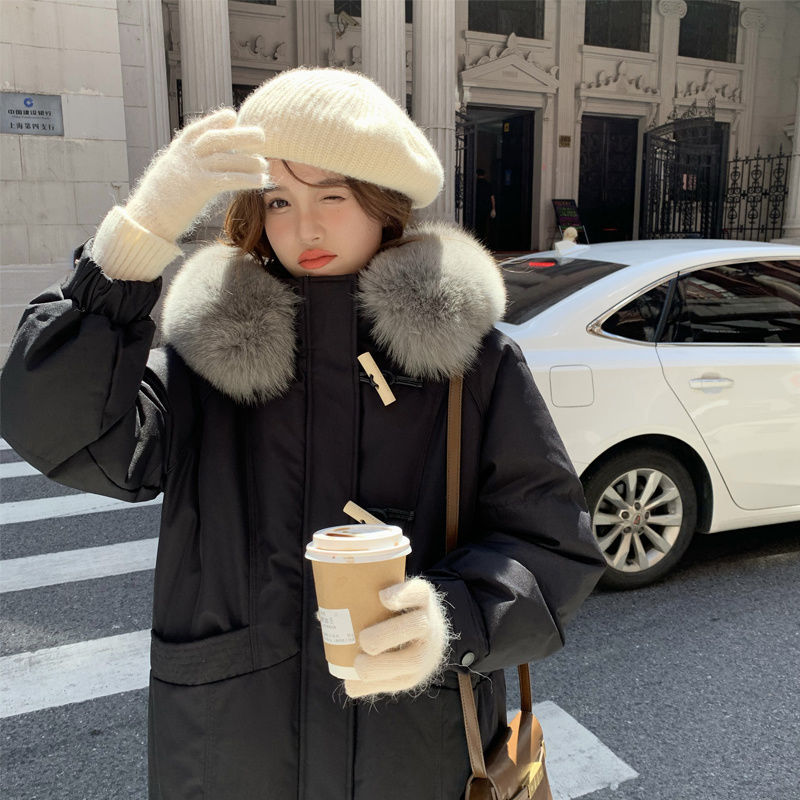 회색 모피 칼라가 있는 검정색