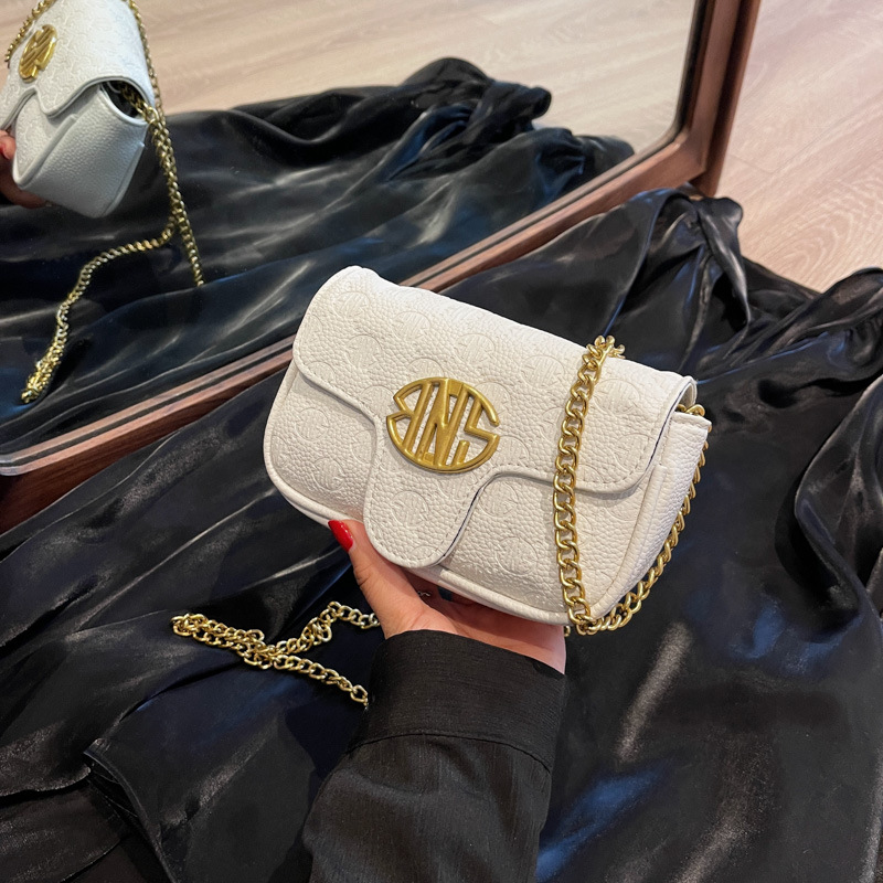 Nuova borsa quadrata piccola in rilievo con trama da donna a catena di marca Xiaoxiang Borsa versatile sotto le ascelle alla moda_voghion.com
