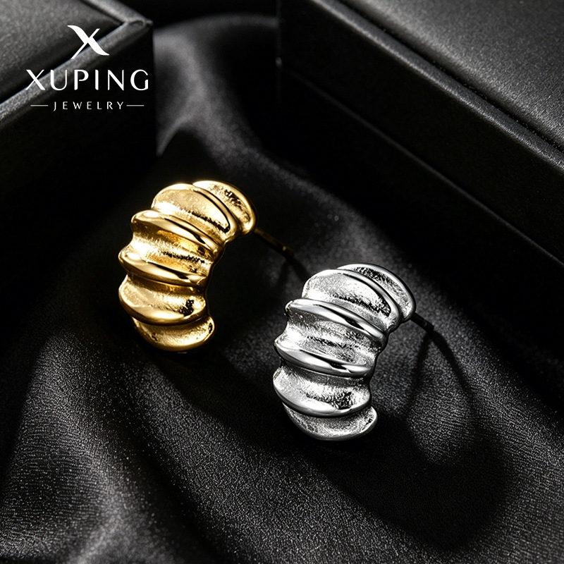 Nuevo estilo de Xuping, diseño de pliegues de alta gama simple y elegante, pendientes geométricos, estilo de personalidad de nicho, pendientes de todo fósforo al por mayor