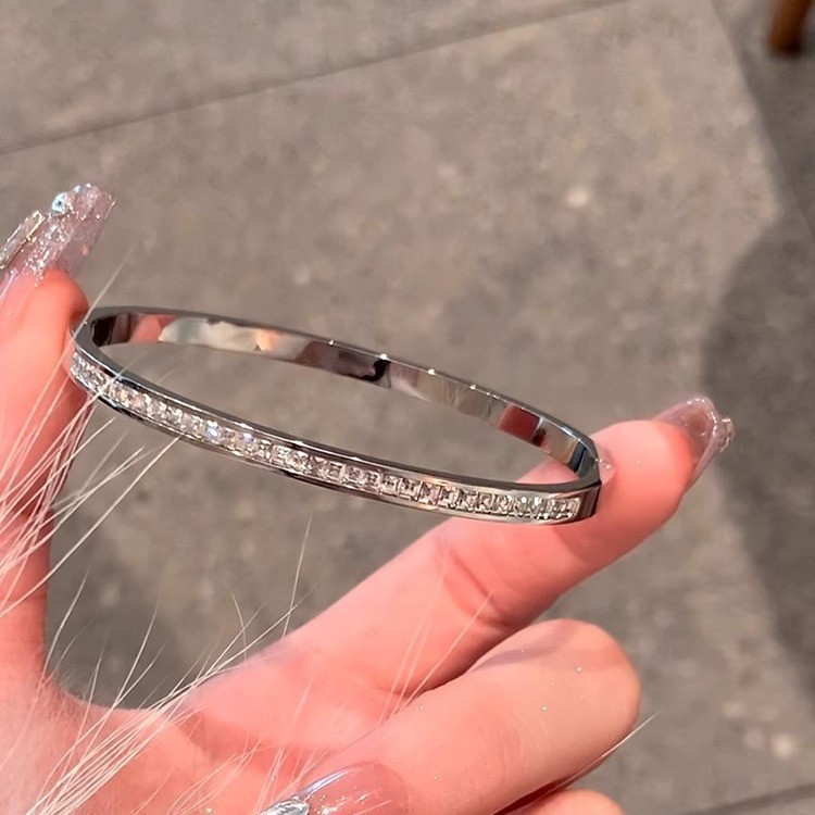 Pulsera de acero de titanio de Europa y América de las mujeres de oro rosa diamante incrustado moda simple pulsera creativa pulsera de moda chapado en oro con incrustaciones de joyería de moda