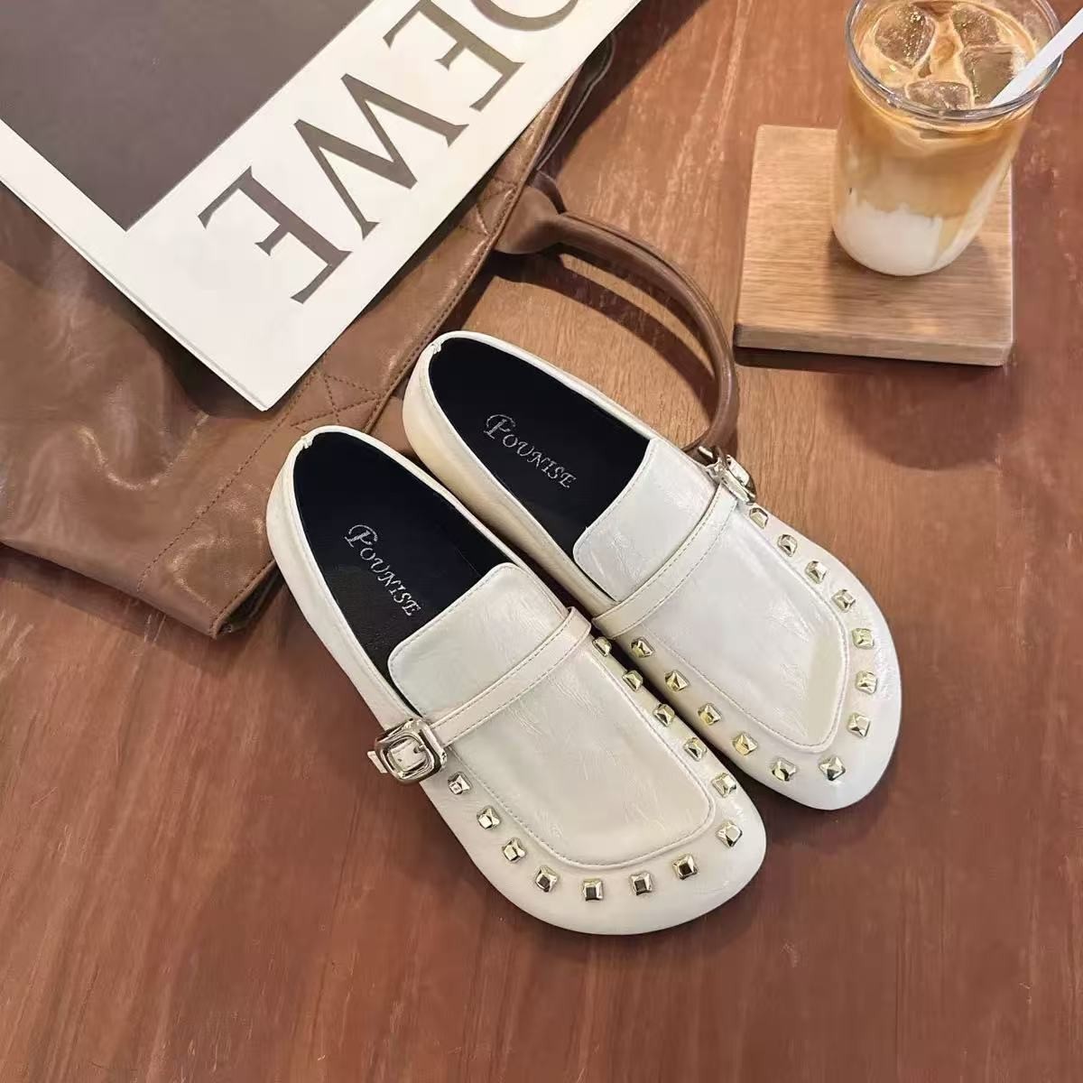 Retro remaches de un pie zapatos planos para mujeres primavera y verano de 2026 nuevos zapatos de cuero cuadrados y poco profundos.