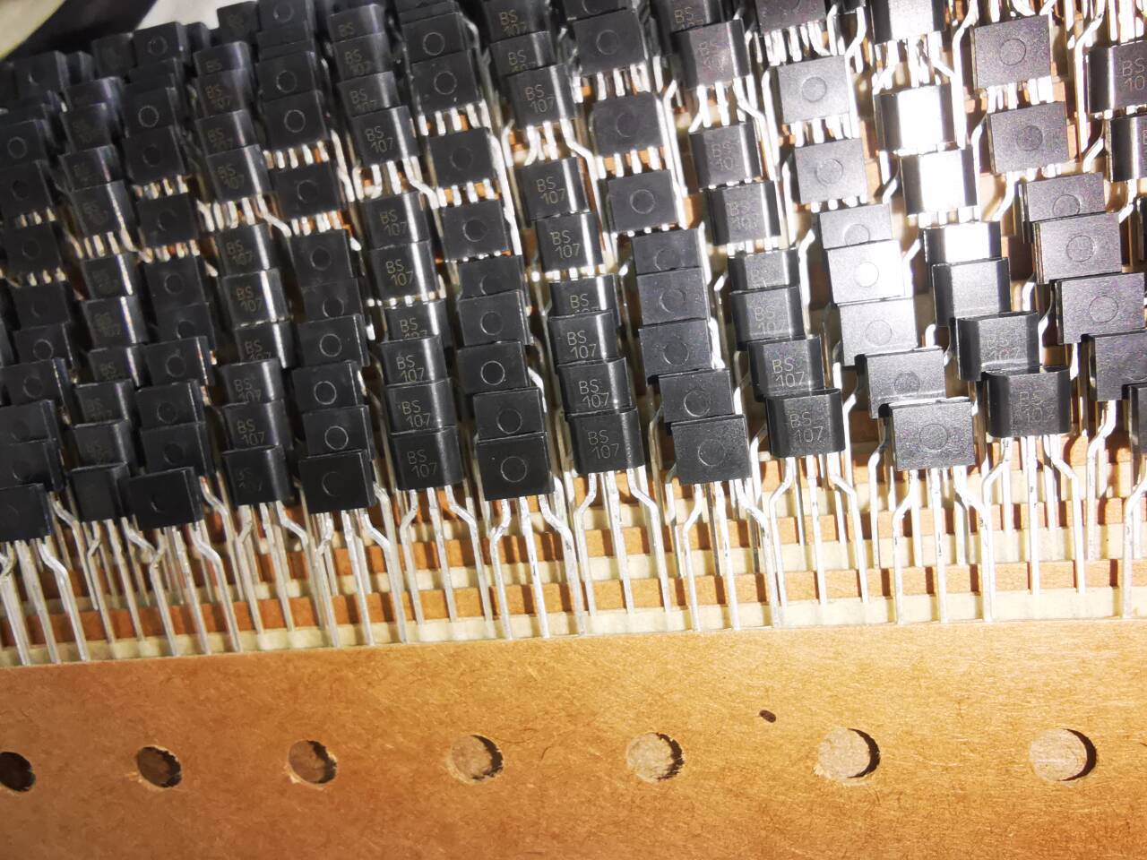 BS107PSTZ DIODES场效应管(MOSFET) 200V 120mA TO-92S P沟