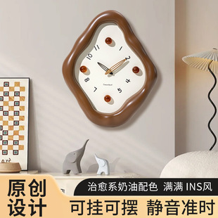 Cream style living room TV background wall clock restaurant painting clock new decorative painting wall hanging high-end clock