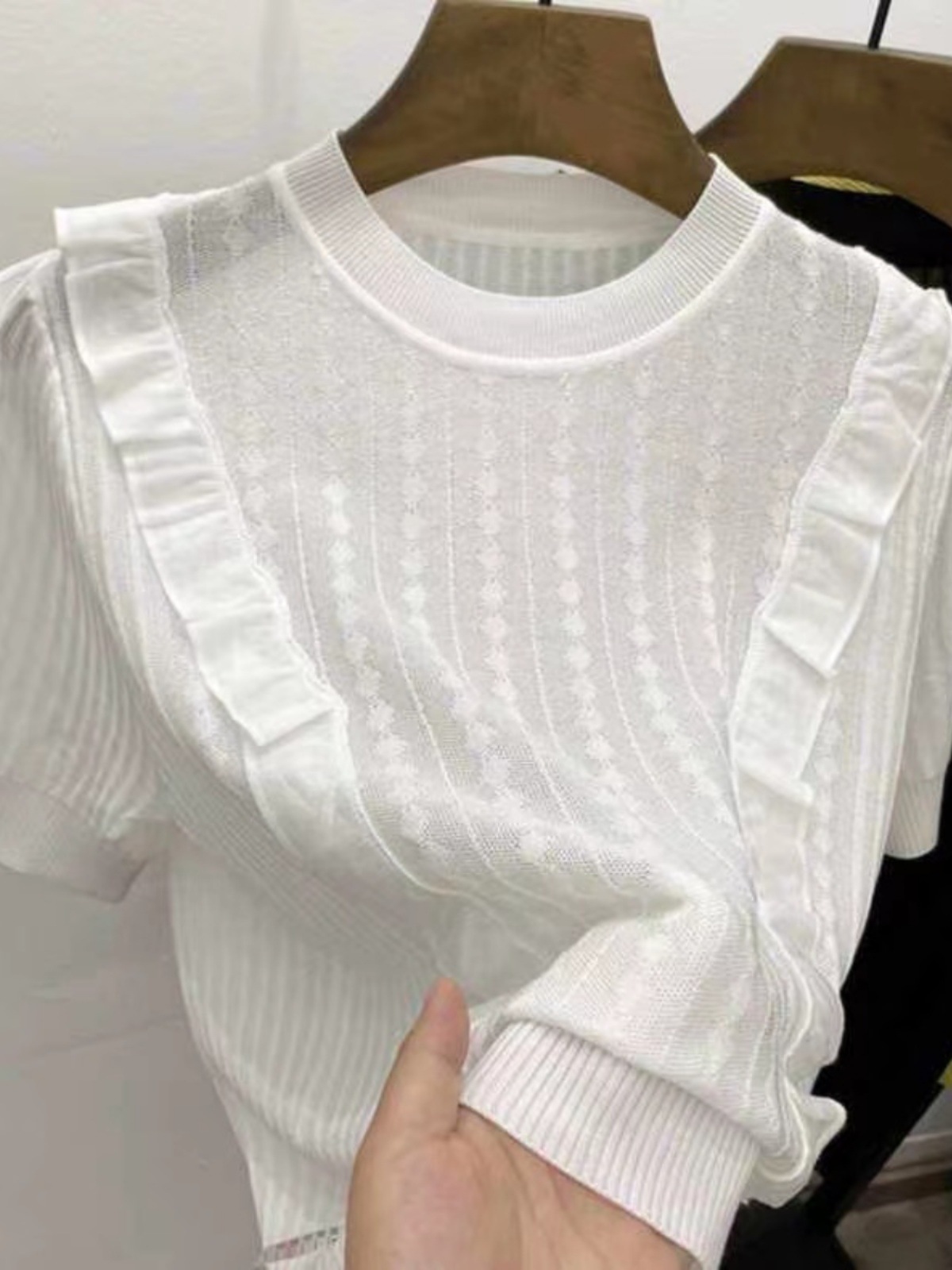 Áo thun dệt kim lụa băng mỏng viền bèo tay ngắn — Màu đen