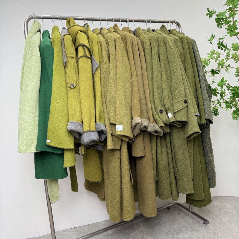 New arrivals in green: double-sided wool coats, models F300-F331, high-quality, lightweight, and luxurious, directly from the Korean manufacturer New arrivals in green: double-sided wool coats, models F300-F331, high-quality, lightweight, and luxurious, directly from the Korean manufacturer