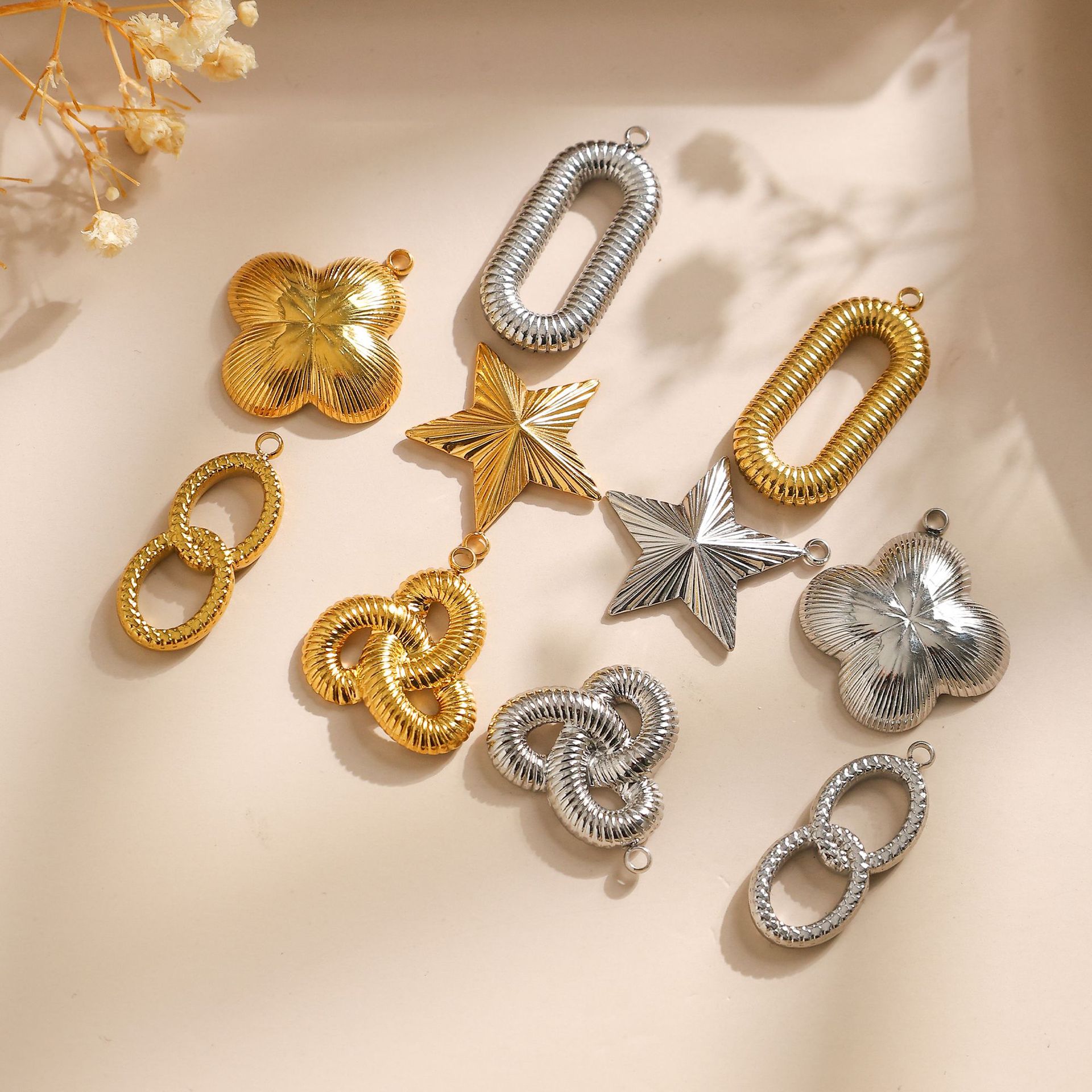 1 Piece Quantity 304 Stainless Steel Material 1 Piece 304 Stainless Steel Four Leaf Clover Star Pendant