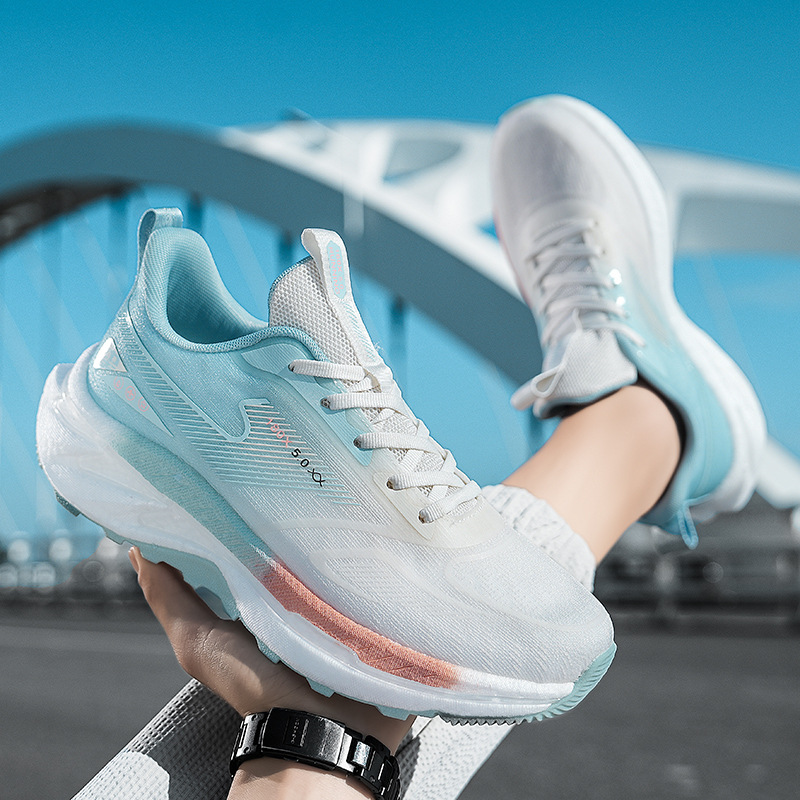 Zapatos deportivos casuales de placa de carbono de fondo suave de explosión juvenil amortiguador anti-deslizante para hombres para estudiantes que aumentan la tendencia de zapatos para correr