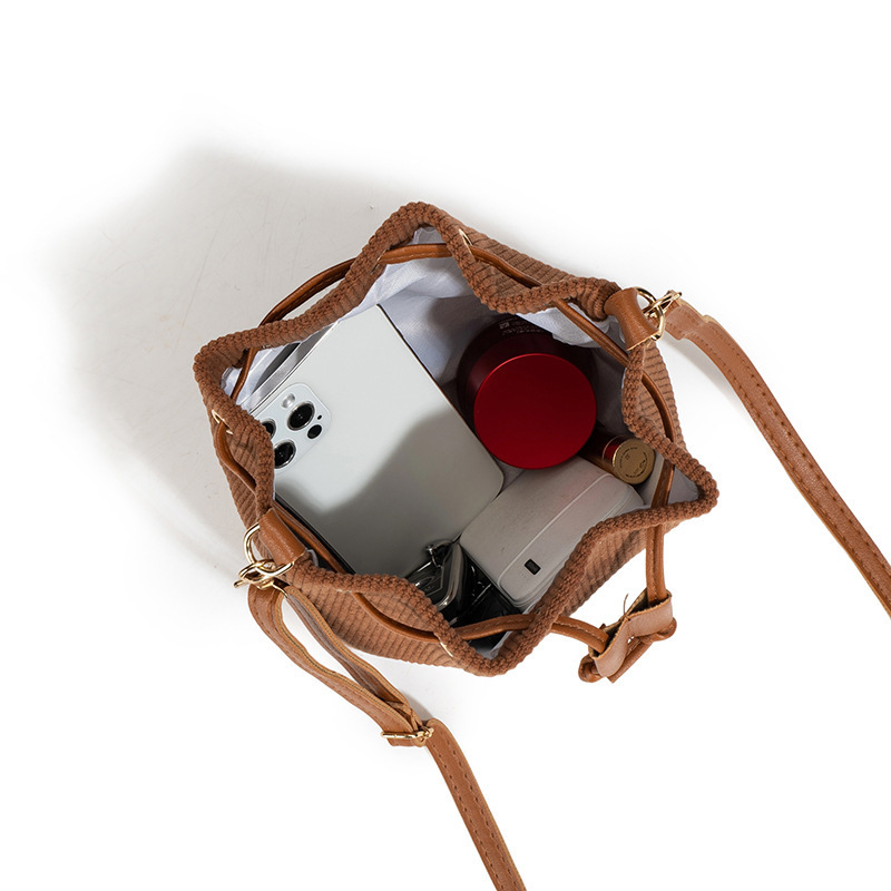 Personalidad de moda de celebridades en línea este año, bolsos de cadena populares para mujeres, otoño y invierno de 2025, nuevos bolsos de cubo coreanos image 4