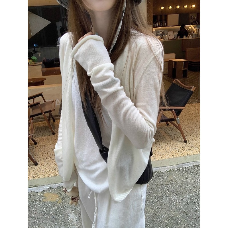 Korean-Style Lightweight Women's Top with Rolled Edges, Soft and Versatile, Spring 2026 Fashionable Short Slim-Fit Knitted Cardigan Korean-Style Lightweight Women's Top with Rolled Edges, Soft and Versatile, Spring 2026 Fashionable Short Slim-Fit Knitted Cardigan