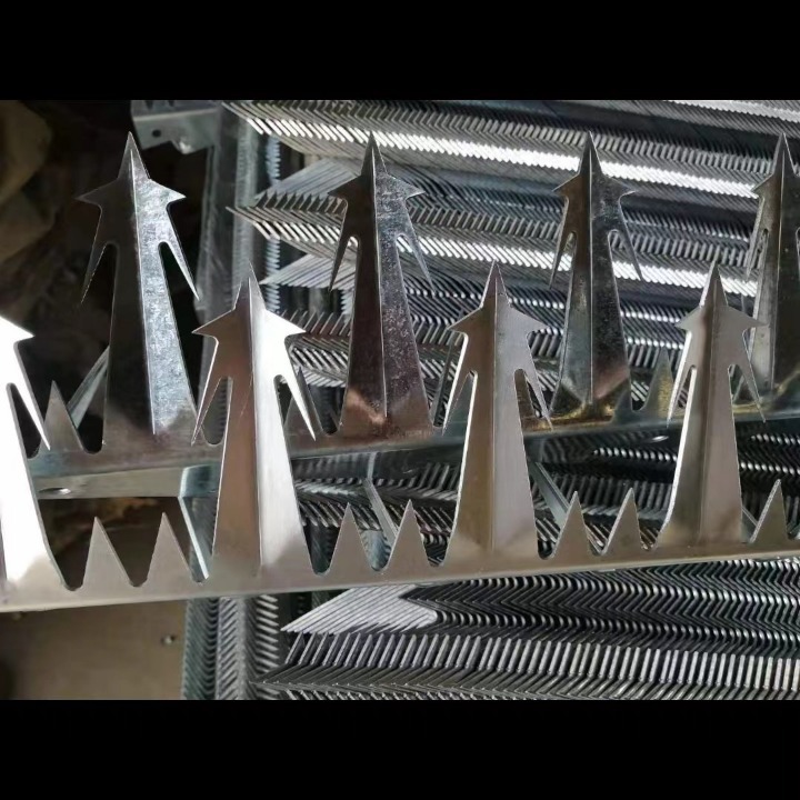 热镀锌防爬刺钉院墙围栏户外防攀爬防盗刺钉防贼狼牙倒刺防爬刺钉