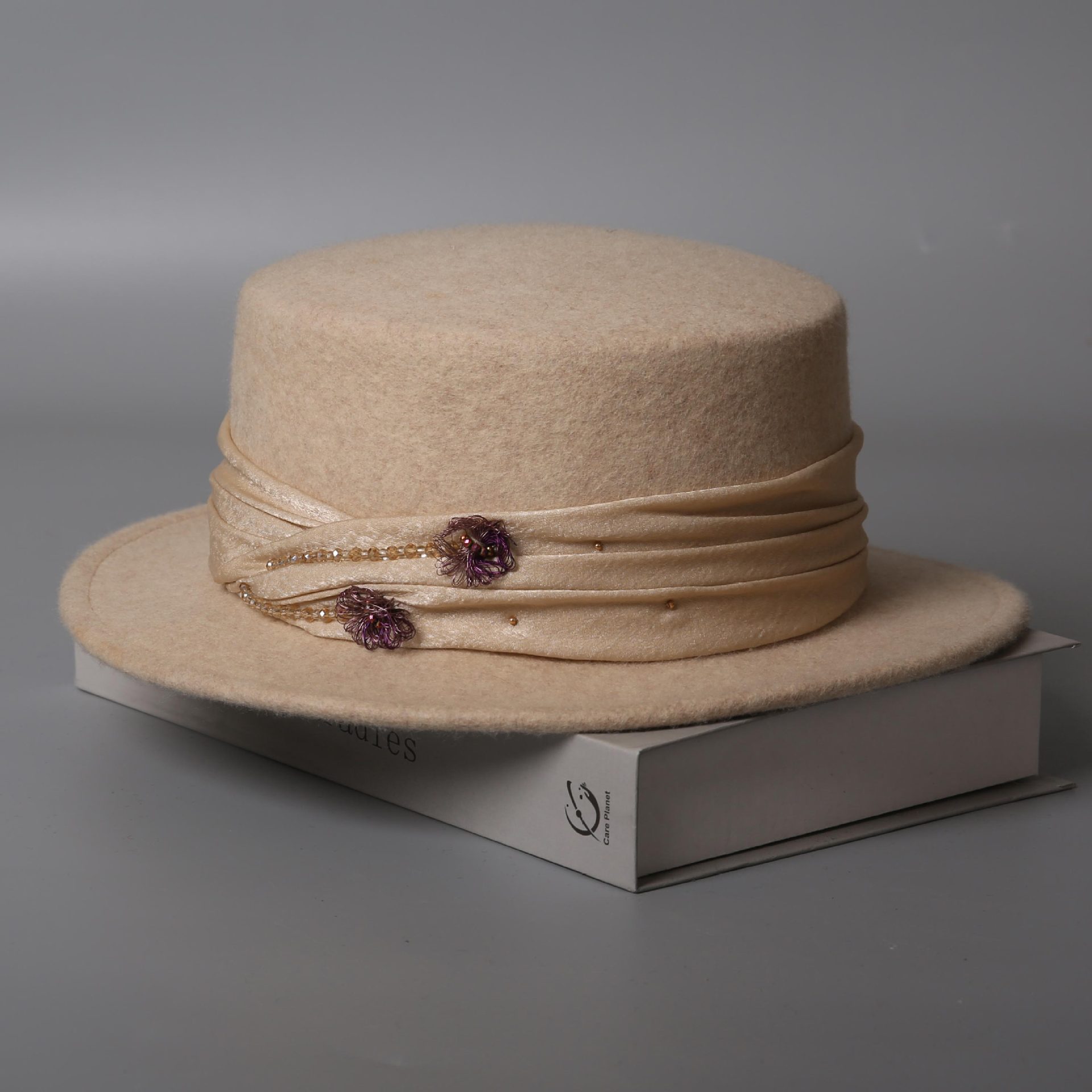 Mũ len beanie nữ phối satin hoa Pháp, phong cách thu đông — màu be
