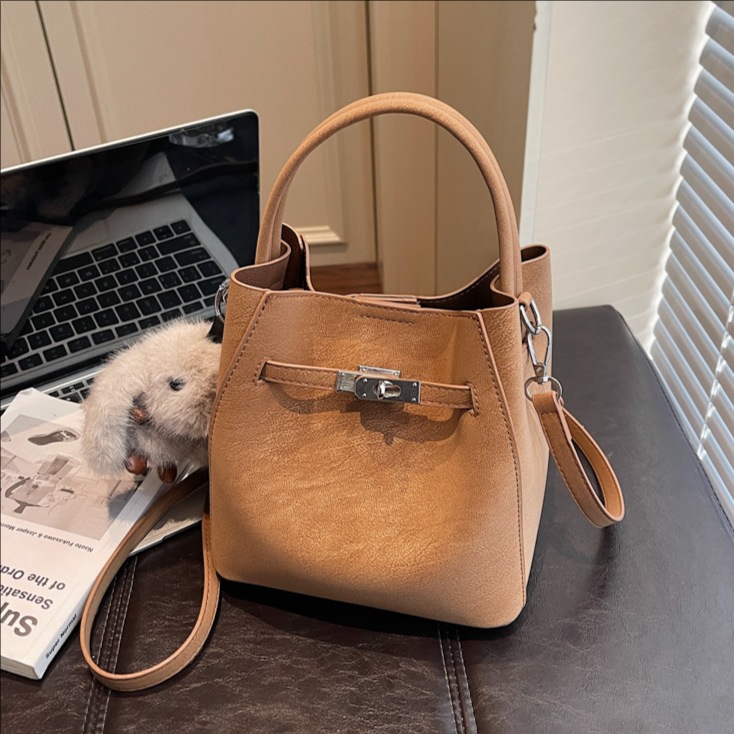 Bolso de mano de viaje retro coreano para mujeres 2025 nuevo paquete de cubo de hombro casual de alto nivel sensación de mochila versátil