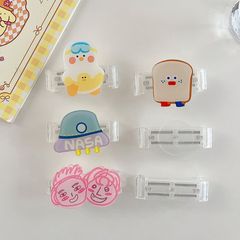 携帯ストラップのクリップは斜めにストラップにまたがっています。