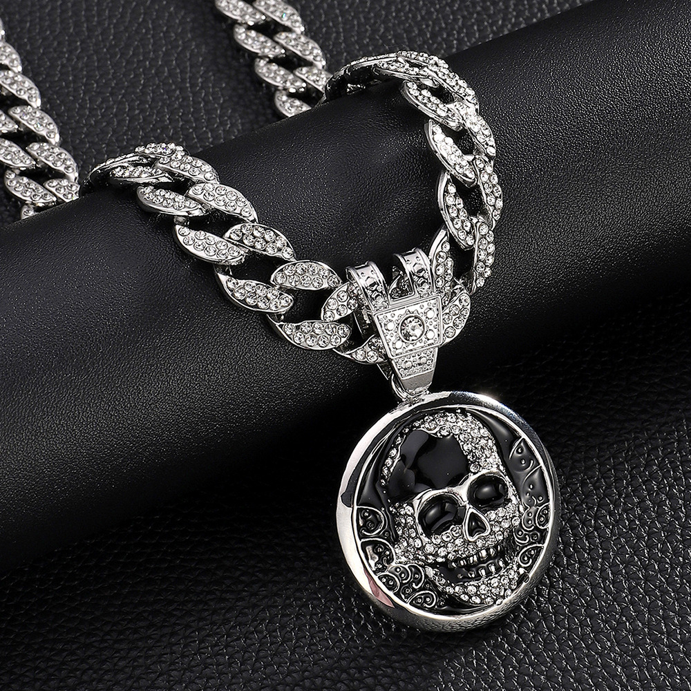 Europa y los Estados Unidos transfronterizos llenos de diamante de aleación de goteo de aceite colgante de cráneo de collar de moda hip-hop personalidad cool collar de hombre