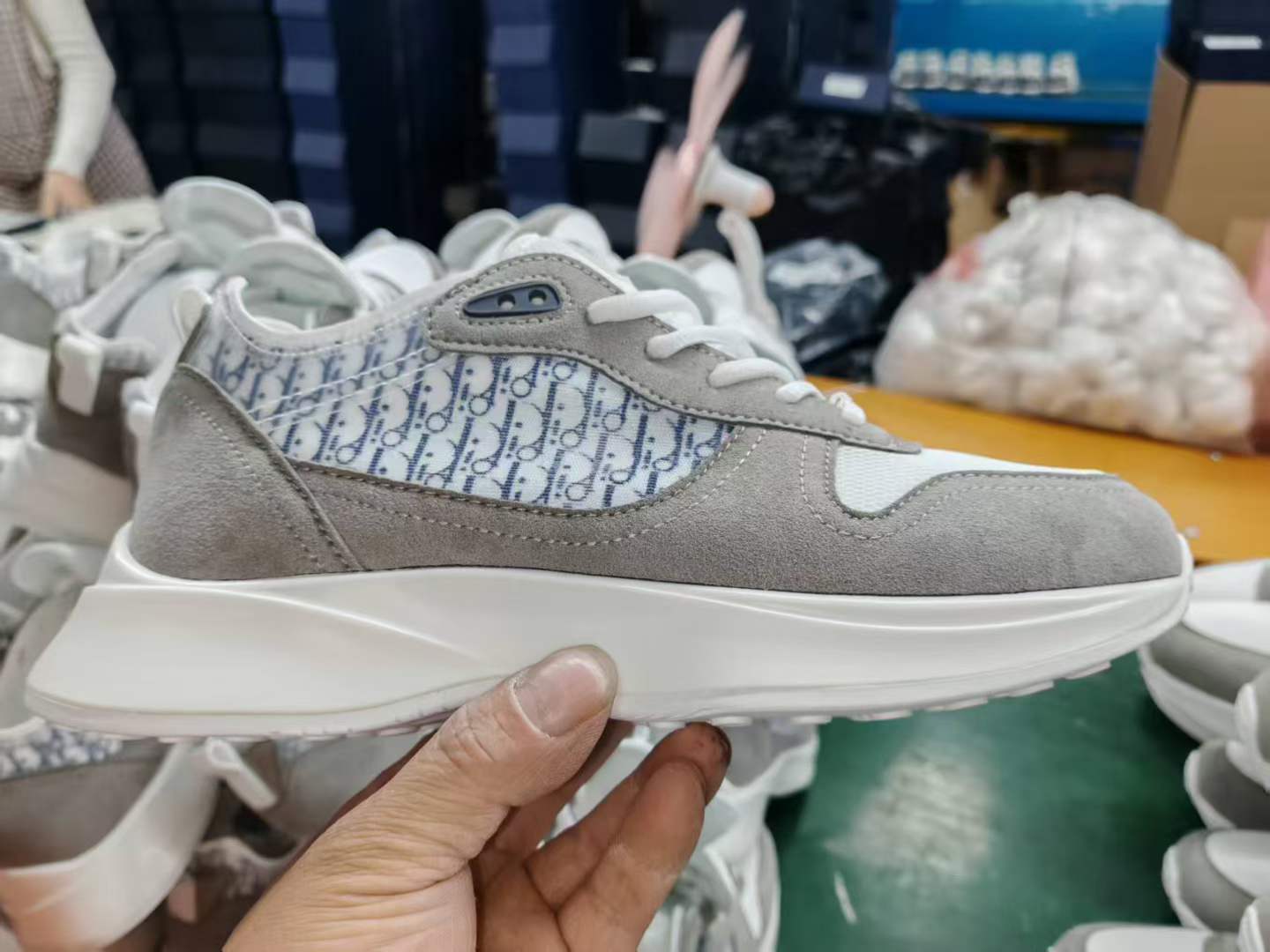 b25 회색과 흰색 선물 상자