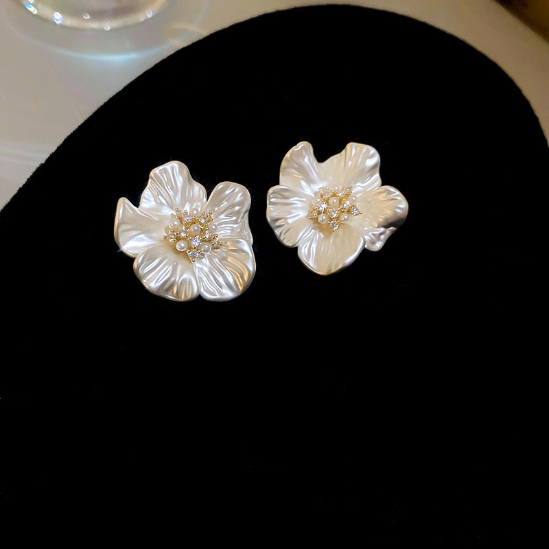 Agujas de plata galvanizadas en oro real Pendientes de flores de diamantes suaves Pendientes de temperamento de moda de lujo ligero Pendientes de alta gama hermosas mujeres