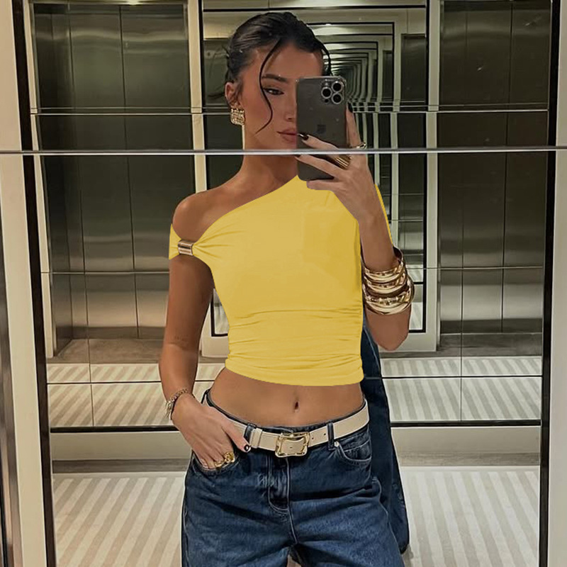 Camiseta ajustada asimétrica con pliegues y hombros descubiertos para mujer, color liso, de manga corta