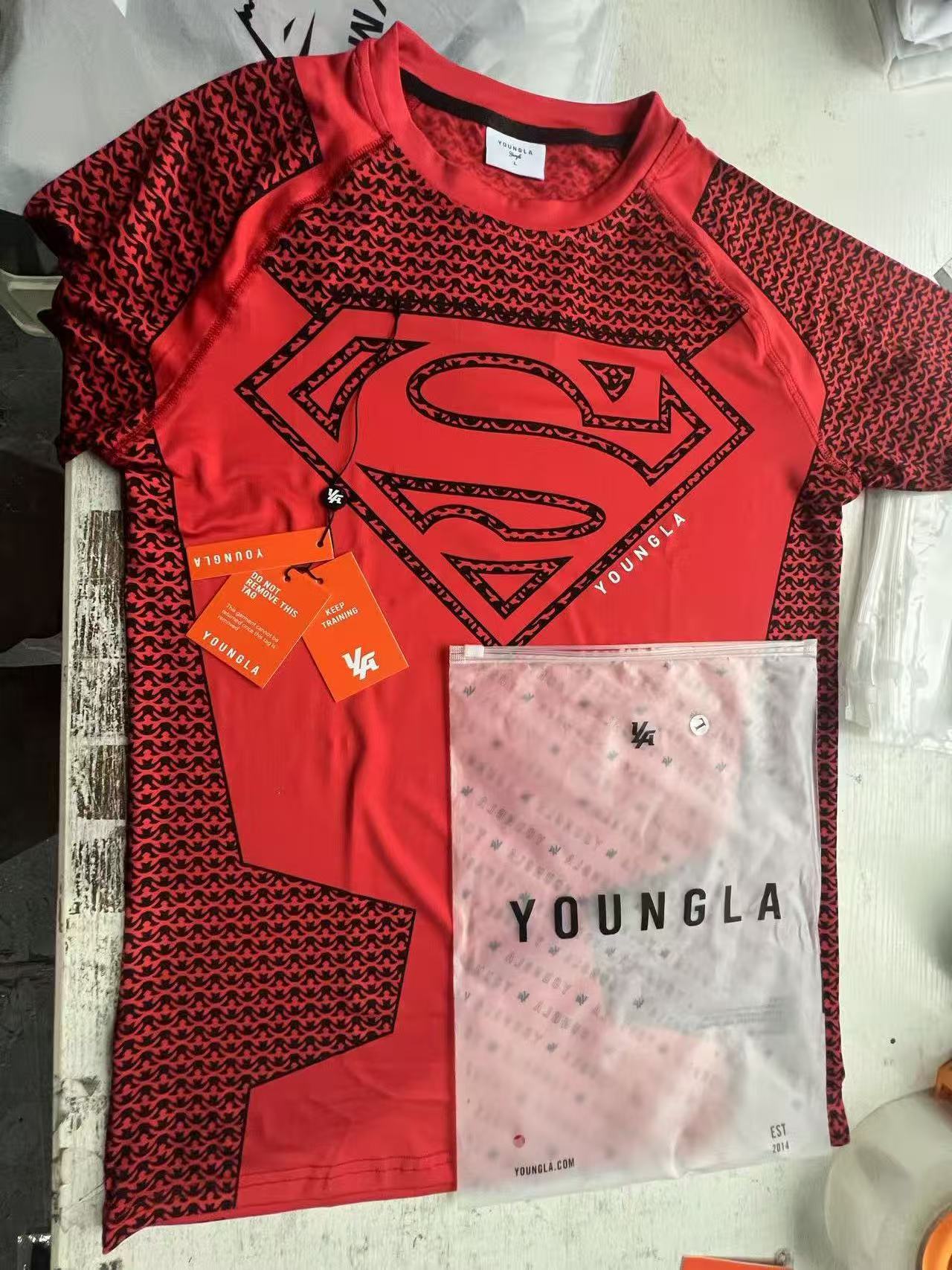 YOUNGLAとスーパーマンの共同ブランド、夏の新作ユースミルクシルクTシャツ、スポーツ通気性タイツトップス