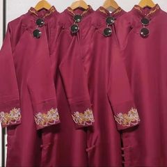 連れ合いは中国式の結婚式のドレスを着ます。