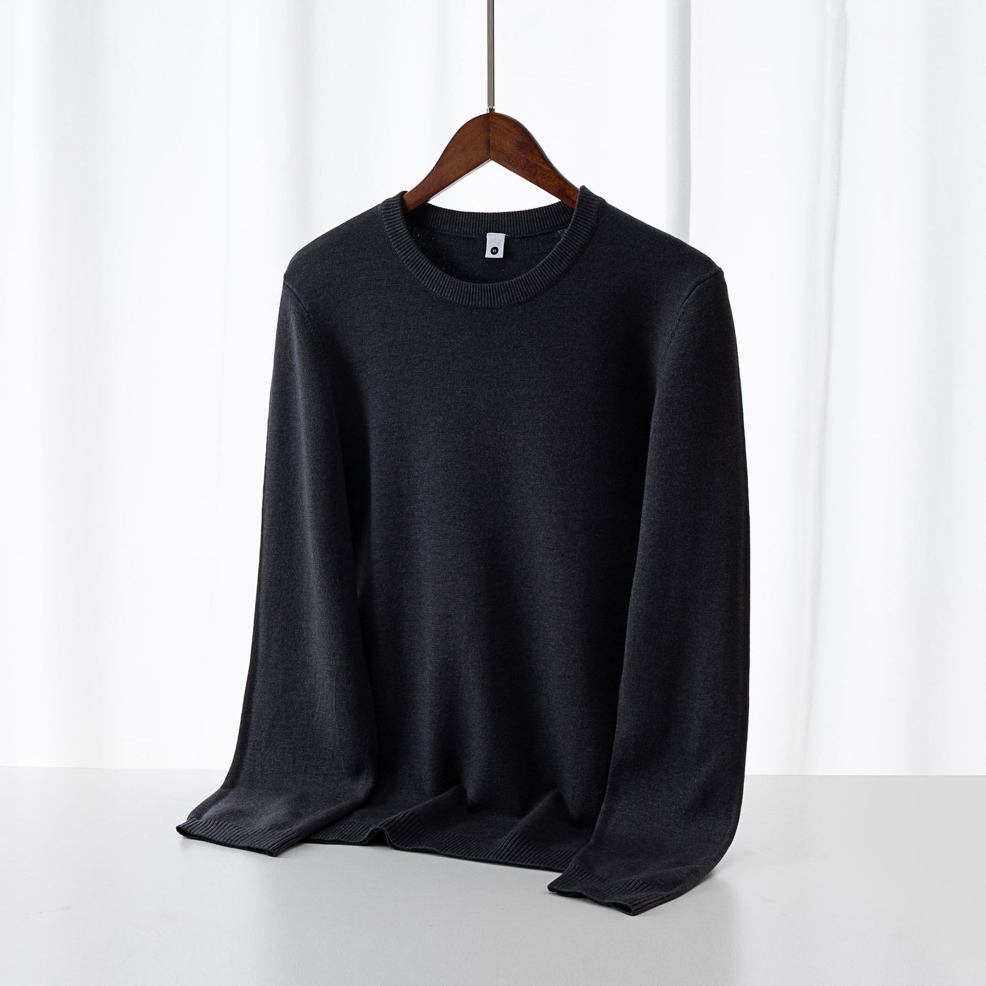 Suéter de hombre 2025, otoño y invierno nuevo suéter de viento perezoso de cuello redondo de hombre overhead de punto camiseta de fondo