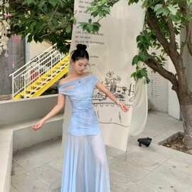 御姐设计感蓝色扎染斜露肩上衣女2025夏季绝美拼接网纱收腰半身裙