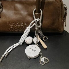 レトロなファッション秋冬のストラップiu系の野球の巻尺の白い系の百合は娘の蜜の贈り物のキーホルダーを送ります。