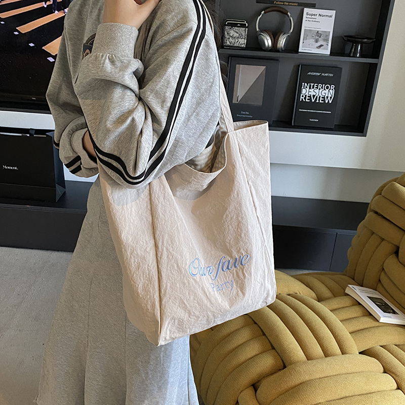 Bolso Tote de moda coreana 2025 verano nuevo bolso femenino estilo universitario bolso de hombro con letras bordadas