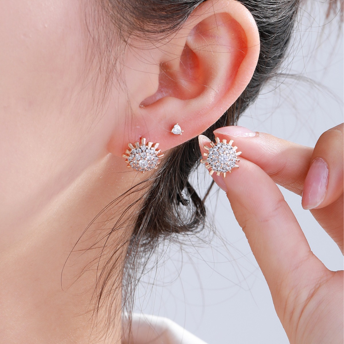 Joyería Xuping aleación dorada pequeña rosa dinosaurio pendientes coreanos de alto nivel lujoso ligero pendientes de diamantes para mujeres