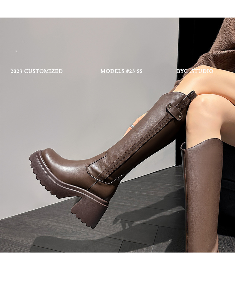 Boot nữ cổ cao mũi tròn gót vuông dày 9 cm, phong cách kỵ sĩ V-cut — Ống lớn màu nâu sẫm lót một lớp chi tiết 43