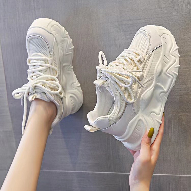 Zapatos respirables de red para mujeres 2025 verano nuevo suela gruesa ultra delgada de altura universal zapatos deportivos casuales para mujeres