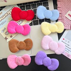 かわいい少女風のサイドにヘアピンを挟んで髪飾りをします。