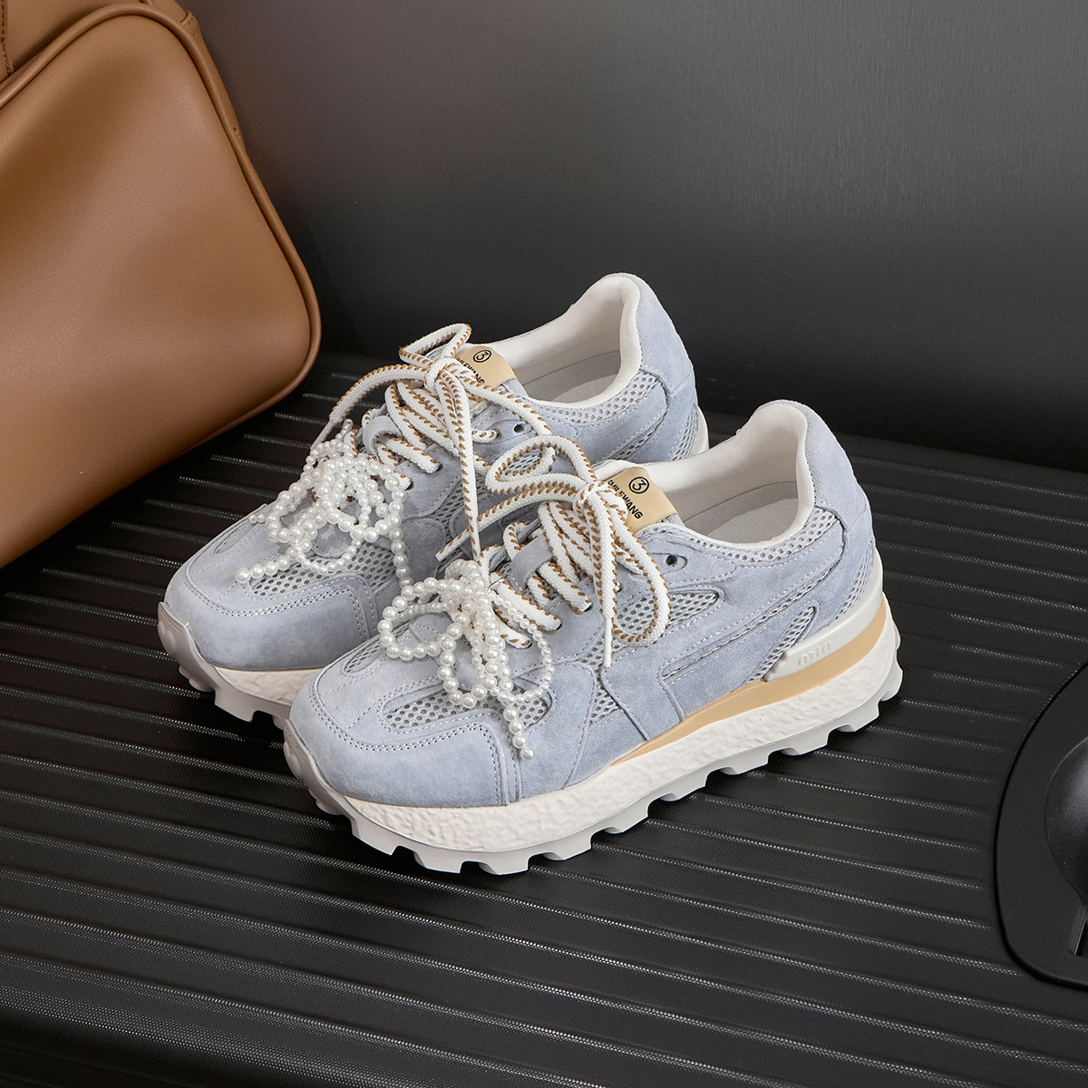 Pequeños zapatos de mujer de 8cm de altura interior zapatos de entrenamiento alemán 2025 zapatos deportivos de suela gruesa de malla de verano zapatos de papá zapatos Forrest Gump