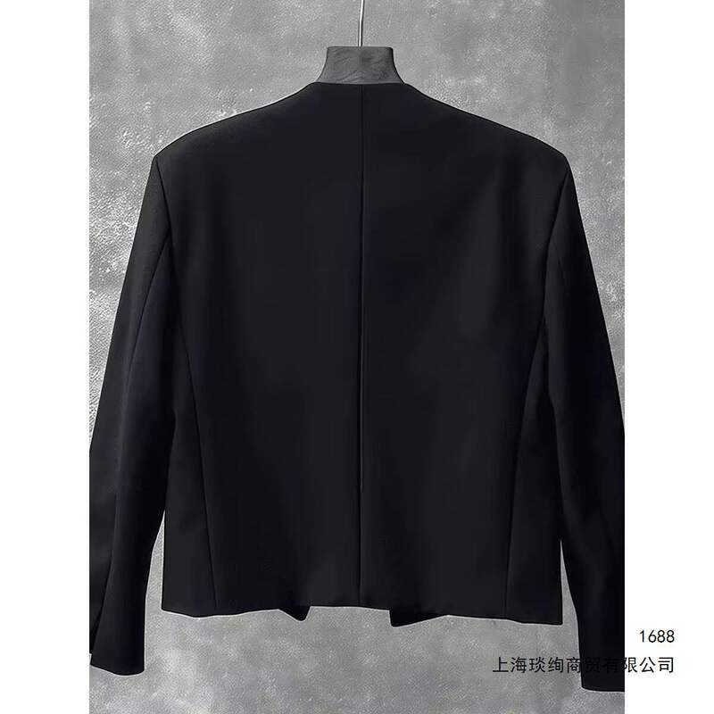 Black collarless padded shoulder blazer for men, British style, chic and casual, short jacket, model outfit, in stock Black collarless padded shoulder blazer for men, British style, chic and casual, short jacket, model outfit, in stock
