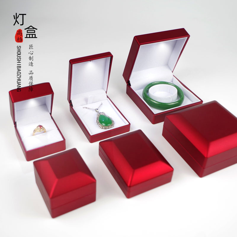 LED灯首饰盒戒指盒吊坠盒手镯盒项链钢琴烤漆包装盒求婚结婚礼盒